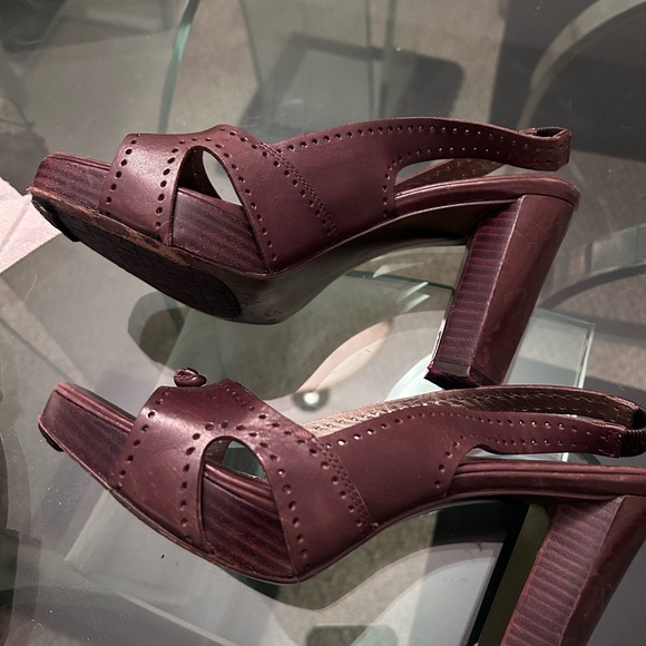 Brown open-toe shoe by Diane Von Furstenberg. - Picture 2 of 7